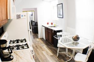 2 BR - Off Street Parking - Amazing View Nearby