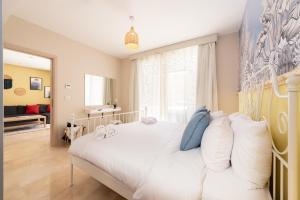 Exotic 1BDR w Outdoor Terrace Pool & Beach Access