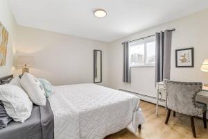 Pet Friendly 1BR Flat with Dog Park & King Bed