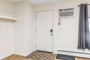 Pet Friendly 1BR Flat with Dog Park & King Bed