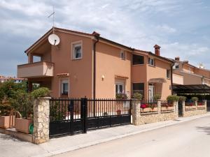Apartments with a parking space Vinkuran, Pula - 21016 