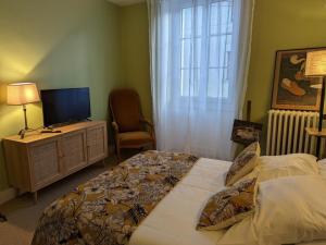 Maisons de vacances Gite La Rochefoucauld-en-Angoumois, 6 pieces, 10 personnes - FR-1-653-229 : photos des chambres