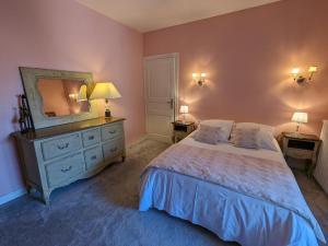 Maisons de vacances Gite La Rochefoucauld-en-Angoumois, 6 pieces, 10 personnes - FR-1-653-229 : photos des chambres