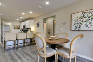Bransons Newest Gem: City View Condo,Patio & Pool