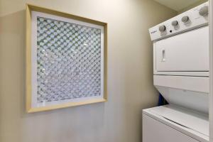 Bransons Newest Gem: City View Condo,Patio & Pool