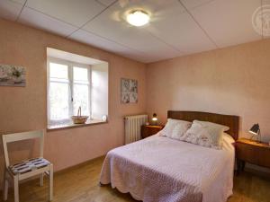 Maisons de vacances Gite Saint-Symphorien-de-Lay, 3 pieces, 4 personnes - FR-1-496-278 : photos des chambres