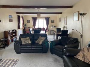 Spacious family & dog friendly home from home with sea views and private garden