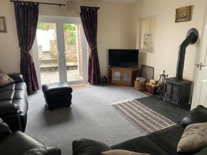 Spacious family & dog friendly home from home with sea views and private garden