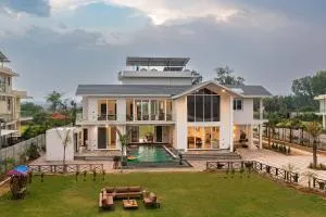 StayVista at The Francolin Farm with Free Breakfast, Infinity Pool & Jacuzzi - Pīrthala