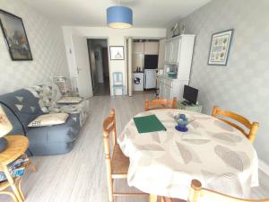 Appartements Appartement avec 2 chambres, balcon et superbe vue mer a quelques pas de la plage de Tresmeur - FR-1-368-148 : photos des chambres