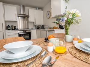 Brand new 1 bedroom modern contemporary apartment - Pass the Keys