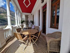 Magnifique T4 de standing rénové avec terrasse et jardin, piscine et sauna à Jausiers - FR-1-165B-18