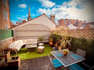 Pass the Keys Superbly Located Handsome Georgian Townhouse