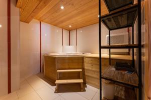 Chalets Chalet Mountainside avec sauna et jacuzzi a 200m des pistes : photos des chambres