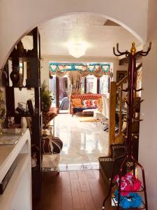 Cheerful 4 bedroom house with garden free parking