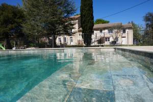 Mas de la Roule, 4 studios, piscine, studio SPA, parc 2 ha, Pont d Avignon à pied