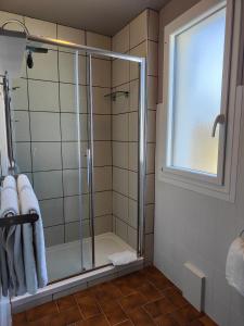 Hotels Les Rochers : Chambre Familiale avec Salle de Bains Privative