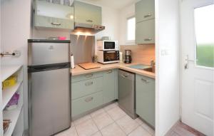 Maisons de vacances Lovely Home In Aigues-mortes With Kitchen : photos des chambres