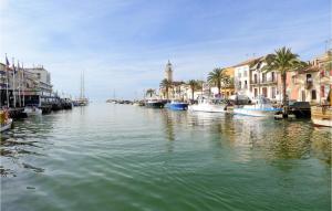 Maisons de vacances Lovely Home In Aigues-mortes With Kitchen : photos des chambres