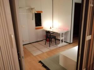 Tilava kahden makuuhuoneen asunto pihalla