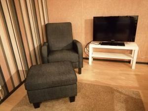 Tilava kahden makuuhuoneen asunto pihalla