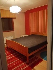 Tilava kahden makuuhuoneen asunto pihalla