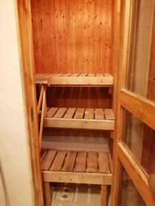 Tilava kahden makuuhuoneen asunto pihalla