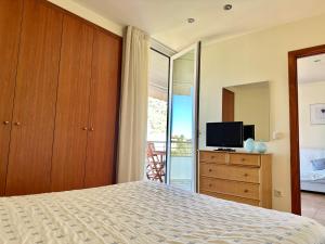 NEW! Apartamento con piscina y balcón a 2 minutos de la playa. WI-FI