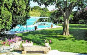 Maisons de vacances Nice Home In Marguerittes With Outdoor Swimming Pool, Wifi And 4 Bedrooms : photos des chambres