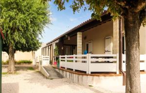 Maisons de vacances Awesome home in Pierrelatte with Outdoor swimming pool and 3 Bedrooms : photos des chambres