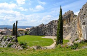 Maisons de vacances Awesome home in Pierrelatte with Outdoor swimming pool and 3 Bedrooms : photos des chambres