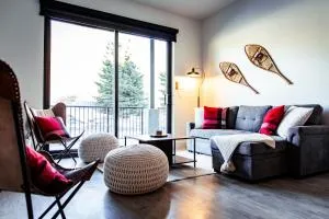 Monashee Sunshine - Condo with Private Hot Tub - Golden