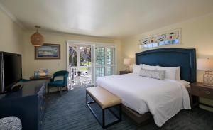 King Suite with Park View room in Avila Lighthouse Suites