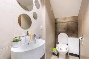 Modern Private Suite with Balcony & Bathroom - King and Queen Beds