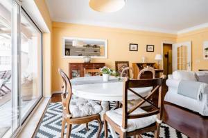 Lisbon Coast, 3 bedroom apartment with large terrace