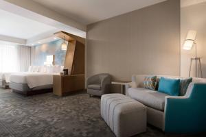 Queen Room with City View room in Courtyard by Marriott St Paul Woodbury