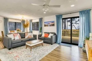 Woodsy Retreat, steps to Bay - Hot tub! - غولف بريز