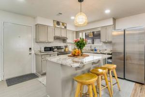 Woodsy Retreat, steps to Bay - Hot tub!