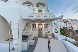  Honeymoon Suite with Outdoor Hot Tub and Caldera view room in Helianthus Suites- Caldera Caves