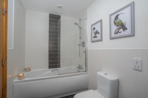 Free Driveway Parking, 637 Mbps WIFI, Ideal for Long Term Contractor, etc Stays, Regular Housekeeping Option - Dwellcome Home Ltd 5 Double Bedroom 3 Bathroom House - See Our Site for Assurance