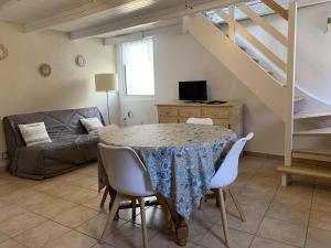 Maison de pêcheur avec terrasse, à 450m de la plage et proche commerces à Trégastel - FR-1-368-363