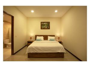 Dawn Light Villa, Sire