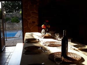Maisons d'hotes Les Gravets : Chambre Double - Vue sur Piscine