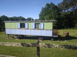 Maisons de vacances Roulotte Fleur des Champs : photos des chambres