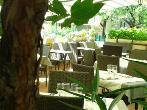 Hotels Logis Hotel - Restaurant Residence Les Cedres : photos des chambres