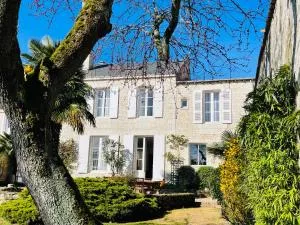 Maison de charme de 280m2 avec piscine chauffée … - Corpe