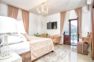 Deluxe King Room with Balcony and Sea View room in Hotel Admiral