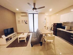PROMO Connected Train 2 Bedroom ABOVE MALL 289
