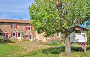 Maisons de vacances Nice home in Chenas with WiFi and 4 Bedrooms : photos des chambres