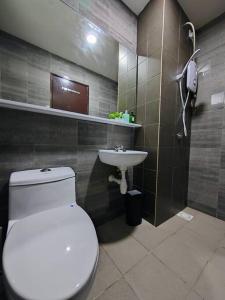 Symphony Tower 3BR High Floor 100mbps Wi-Fi Netflix